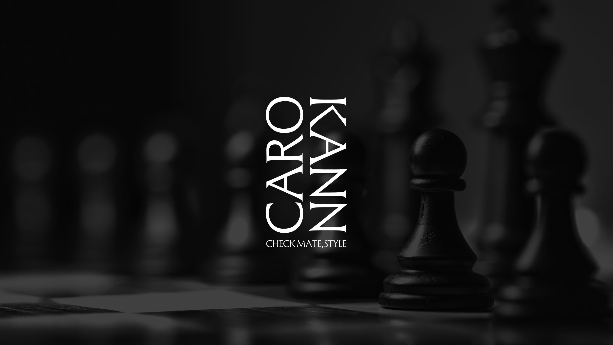 Marca de Caro Kann con el claim: Check mate, style. La marca Caro Kann está construida en vertical y la palabra Caro asciende y la palabra Kann desciende, en un juego visual con el tablero del ajedrez